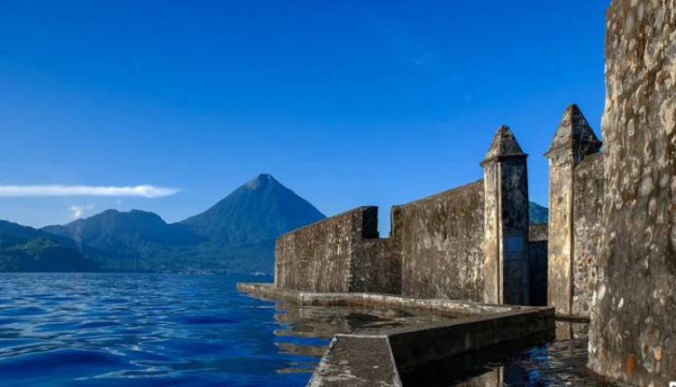 Benteng Kalamata
Dibangun oleh Portugis pada tahun 1540 dan kemudian digunakan oleh Belanda, benteng ini terletak di tepi laut dan menawarkan pemandangan langsung ke Pulau Tidore.