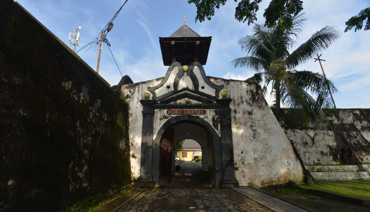 Benteng Oranje
Didirikan oleh Belanda pada tahun 1607, benteng ini sempat menjadi pusat pemerintahan VOC di Maluku. Kini, bangunannya difungsikan sebagai markas Kodim 1501/Ternate.