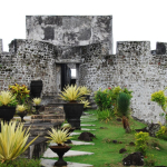 Benteng Tolukko
Awalnya dibangun oleh Portugis, kemudian direbut dan diperkuat oleh Belanda. Benteng ini terletak di atas bukit dan memiliki nilai strategis karena menghadap langsung ke laut.