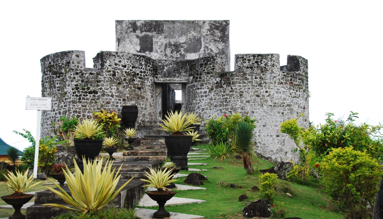 Benteng Tolukko
Awalnya dibangun oleh Portugis, kemudian direbut dan diperkuat oleh Belanda. Benteng ini terletak di atas bukit dan memiliki nilai strategis karena menghadap langsung ke laut.