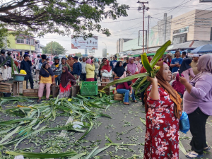 Pedagang Daun Pandan Ternate Blokade Akses Pasar, Modal Habis Pembeli Sepi