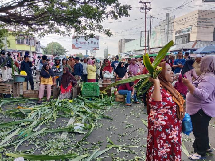 Pedagang Daun Pandan Ternate Blokade Akses Pasar, Modal Habis Pembeli Sepi