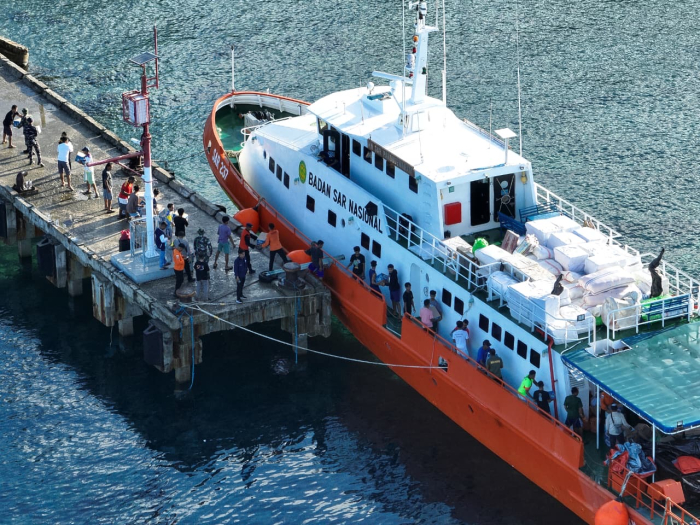 KN SAR Pandudewanata Antar Bantuan Pemprov Malut dan Pemkot ke Batang Dua