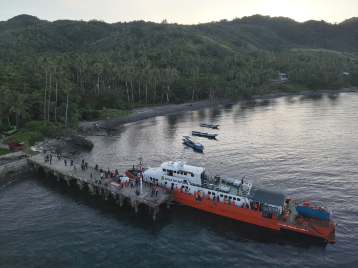 Kapal Pandudewanata kembali Droping Bantuan Wapres untuk Korban Gempa Batang Dua