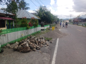 Bupati Kepulauan Sula Janji Bangun Pagar Warga Desa Waiipa