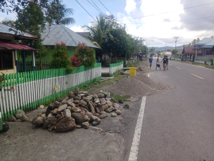 Bupati Kepulauan Sula Janji Bangun Pagar Warga Desa Waiipa