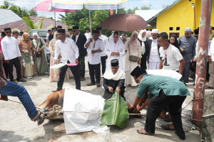 Bupati Fifian Mus Hadiri Pemotongan Hewan Kurban Sumbangan Pemerintah