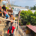 Polsek Patani Turun Langsung Bantu Pengecoran Lantai Dua Masjid Al Atiq di Tepeleo