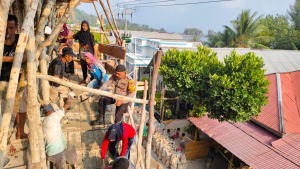 Polsek Patani Turun Langsung Bantu Pengecoran Lantai Dua Masjid Al Atiq di Tepeleo