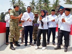 Didampingi Dandim, Bupati Kepulauan Sula Resmikan Jembatan Merah Putih