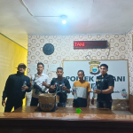 Polsek Patani Amankan Puluhan Botol Miras saat Razia di Perusahaan