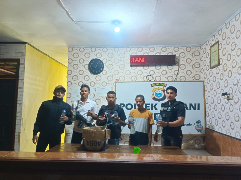 Polsek Patani Amankan Puluhan Botol Miras saat Razia di Perusahaan