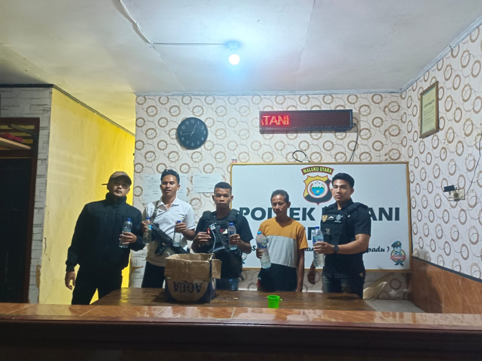 Polsek Patani Amankan Puluhan Botol Miras saat Razia di Perusahaan